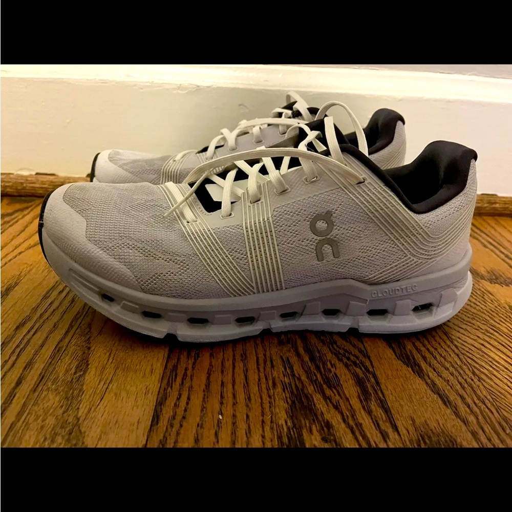 On cloud runner shoes-grey 10